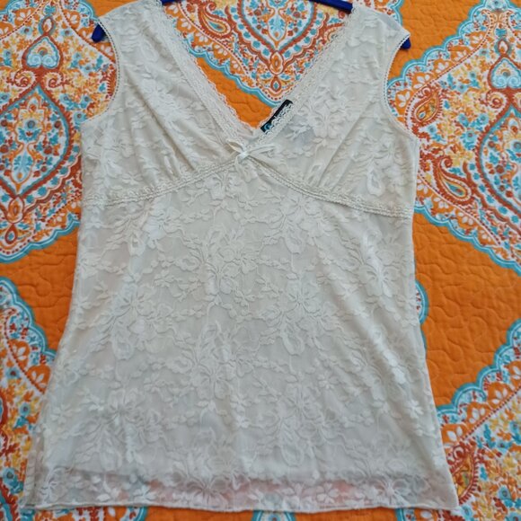 Elegant Cream Lace Sleeveless Top - Picture 2 of 7